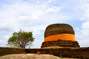 Stupa in Kudumbigala Monastry
